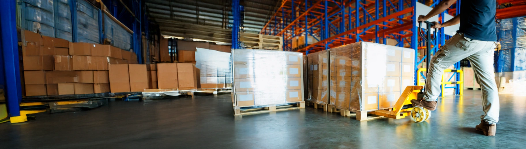 photo-transpalette-en-utilisation-jaune