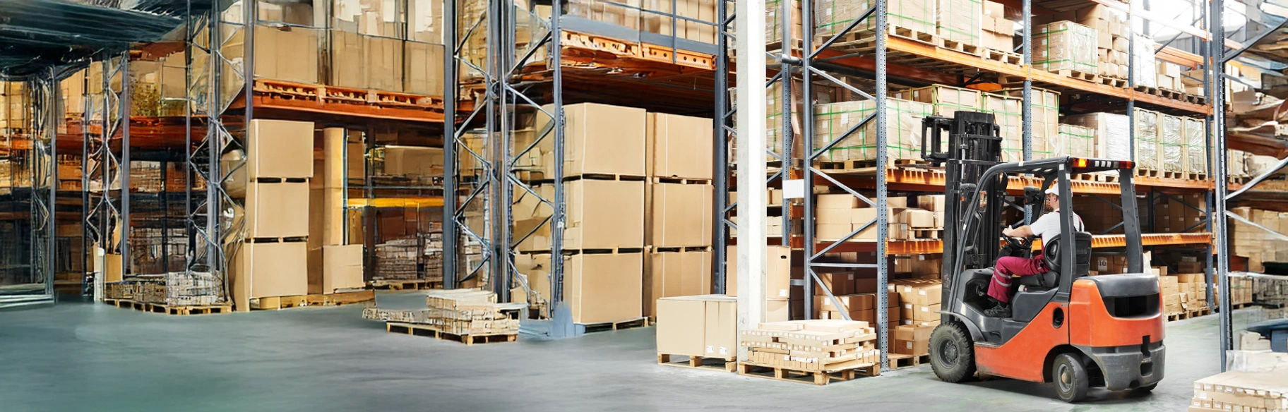 photo-chariot-elevateur-orange-en-utilisation-entrepot