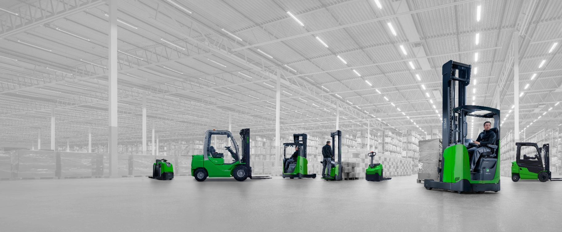 photo-engins-de-manutention-verts-dans-entrepot