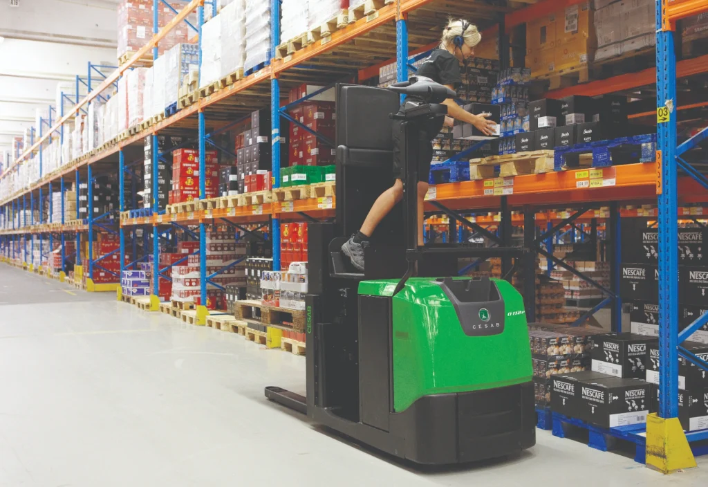 photo-gerbeur-cesab-vert-en-utilisation-entrepot