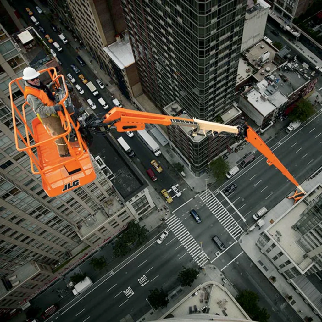 photo-nacelle-elevatrice-orange-jlg-en-utilisation-en-ville