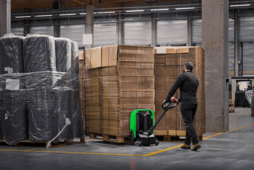 photo-transpalette-en-utilisation-cartons