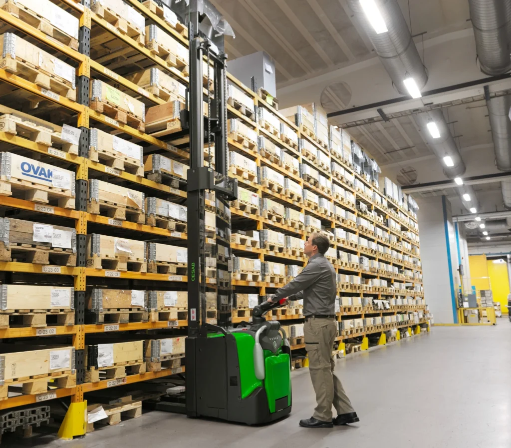 photo-gerbeur-en-utilisation-entrepot