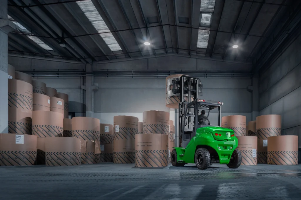 photo-chariot-elevateur-vert-en-utilisation-dans-entrepot